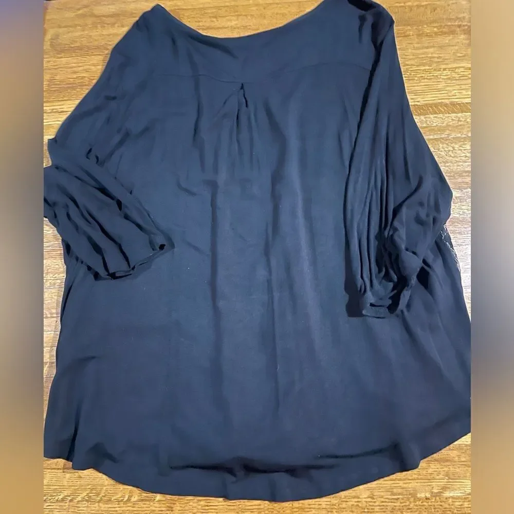 Maurices Woman’s Black and Silver Top Size 4X NWOT